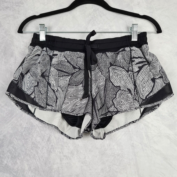 lululemon athletica Pants - Lululemon Hotty Hot Shorts Womens 8 Black White Lined 2" Regular Gym Running